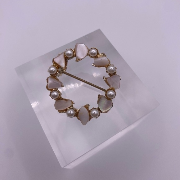 Vintage Mother of Pearl and Pearl Gold Tone Wreath Circle Brooch Pin - Picture 5 of 6